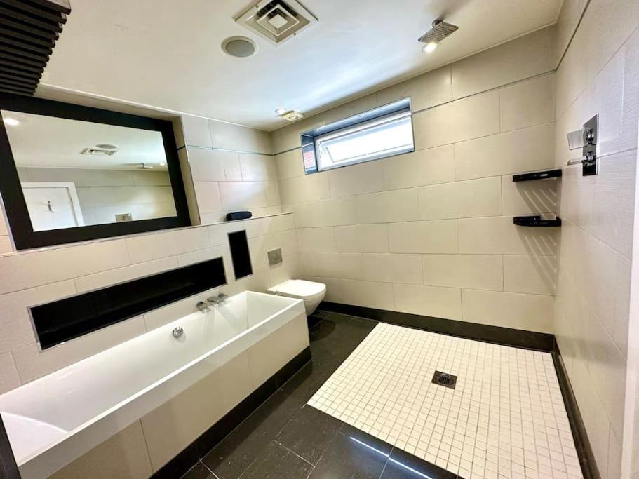 Stunning Panoramic Sea View Beach Location - Sleeps Up To 4 People - Free Parking - The Best Beach! - Great Location - Fast Wifi - Smart Tv - Newly Decorated - Sleeps Up To 4! Close To Bournemouth & Poole Town Centre & Sandbanks מראה חיצוני תמונה