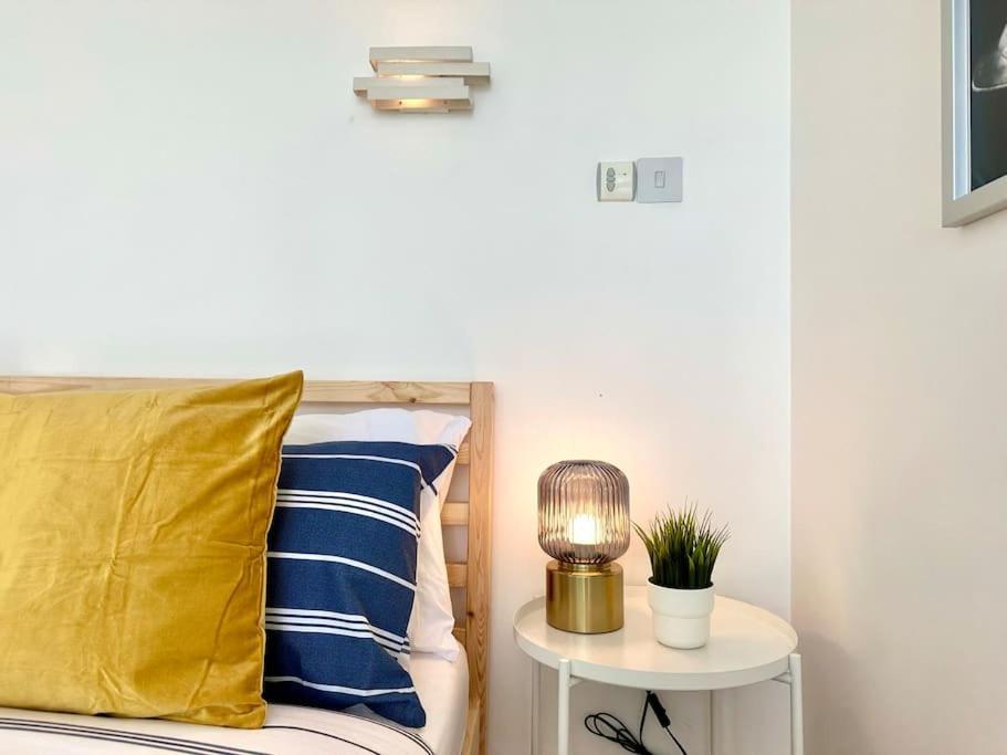 Stunning Panoramic Sea View Beach Location - Sleeps Up To 4 People - Free Parking - The Best Beach! - Great Location - Fast Wifi - Smart Tv - Newly Decorated - Sleeps Up To 4! Close To Bournemouth & Poole Town Centre & Sandbanks מראה חיצוני תמונה