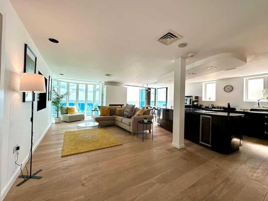 Stunning Panoramic Sea View Beach Location - Sleeps Up To 4 People - Free Parking - The Best Beach! - Great Location - Fast Wifi - Smart Tv - Newly Decorated - Sleeps Up To 4! Close To Bournemouth & Poole Town Centre & Sandbanks מראה חיצוני תמונה