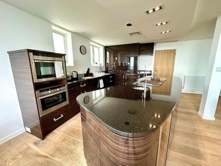 Stunning Panoramic Sea View Beach Location - Sleeps Up To 4 People - Free Parking - The Best Beach! - Great Location - Fast Wifi - Smart Tv - Newly Decorated - Sleeps Up To 4! Close To Bournemouth & Poole Town Centre & Sandbanks מראה חיצוני תמונה