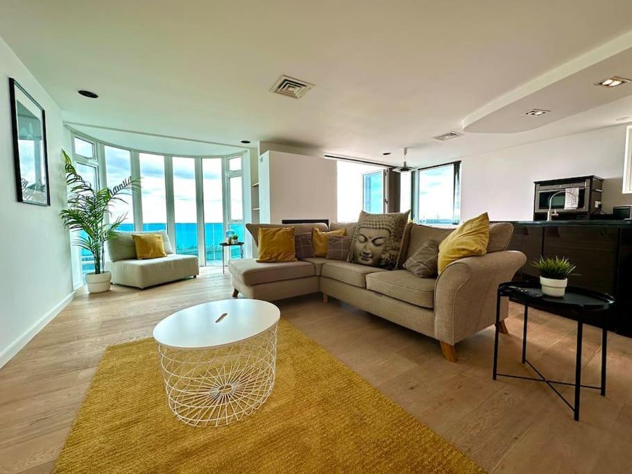 Stunning Panoramic Sea View Beach Location - Sleeps Up To 4 People - Free Parking - The Best Beach! - Great Location - Fast Wifi - Smart Tv - Newly Decorated - Sleeps Up To 4! Close To Bournemouth & Poole Town Centre & Sandbanks מראה חיצוני תמונה