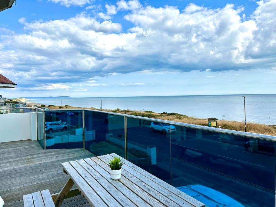 Stunning Panoramic Sea View Beach Location - Sleeps Up To 4 People - Free Parking - The Best Beach! - Great Location - Fast Wifi - Smart Tv - Newly Decorated - Sleeps Up To 4! Close To Bournemouth & Poole Town Centre & Sandbanks מראה חיצוני תמונה
