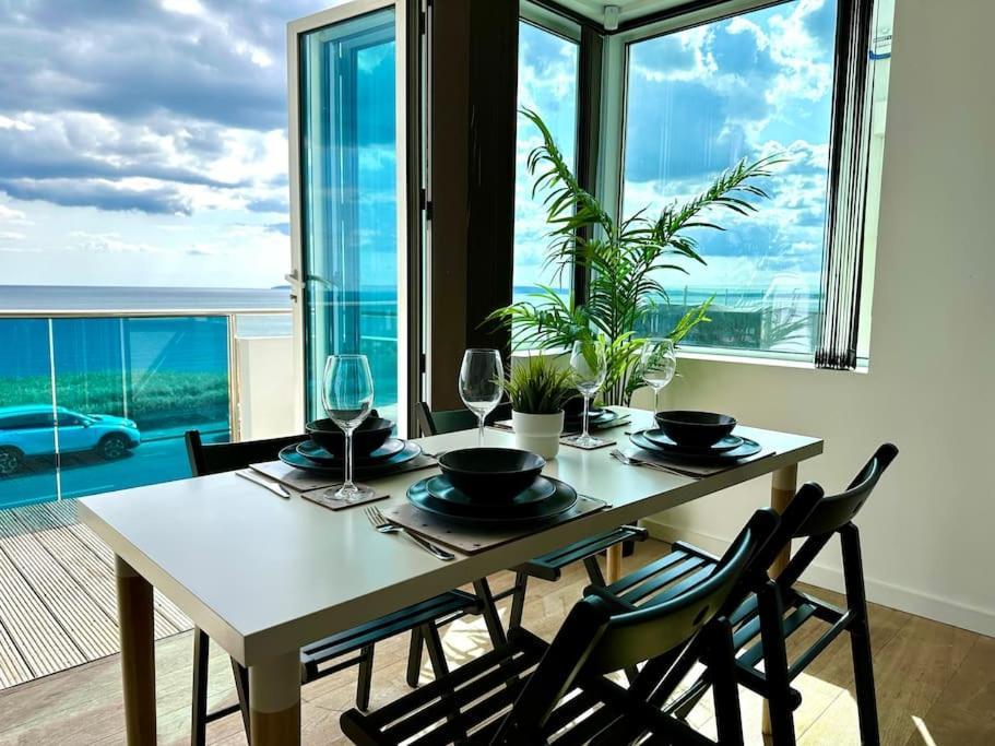 Stunning Panoramic Sea View Beach Location - Sleeps Up To 4 People - Free Parking - The Best Beach! - Great Location - Fast Wifi - Smart Tv - Newly Decorated - Sleeps Up To 4! Close To Bournemouth & Poole Town Centre & Sandbanks מראה חיצוני תמונה