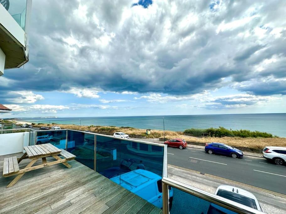 Stunning Panoramic Sea View Beach Location - Sleeps Up To 4 People - Free Parking - The Best Beach! - Great Location - Fast Wifi - Smart Tv - Newly Decorated - Sleeps Up To 4! Close To Bournemouth & Poole Town Centre & Sandbanks מראה חיצוני תמונה
