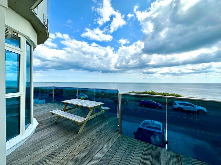Stunning Panoramic Sea View Beach Location - Sleeps Up To 4 People - Free Parking - The Best Beach! - Great Location - Fast Wifi - Smart Tv - Newly Decorated - Sleeps Up To 4! Close To Bournemouth & Poole Town Centre & Sandbanks מראה חיצוני תמונה