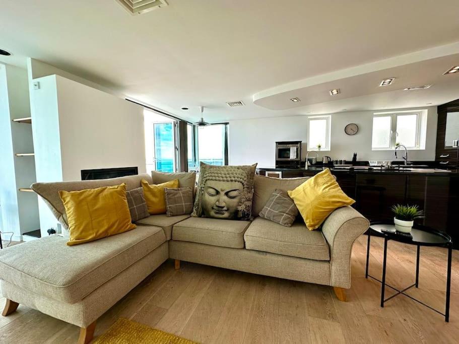 Stunning Panoramic Sea View Beach Location - Sleeps Up To 4 People - Free Parking - The Best Beach! - Great Location - Fast Wifi - Smart Tv - Newly Decorated - Sleeps Up To 4! Close To Bournemouth & Poole Town Centre & Sandbanks מראה חיצוני תמונה
