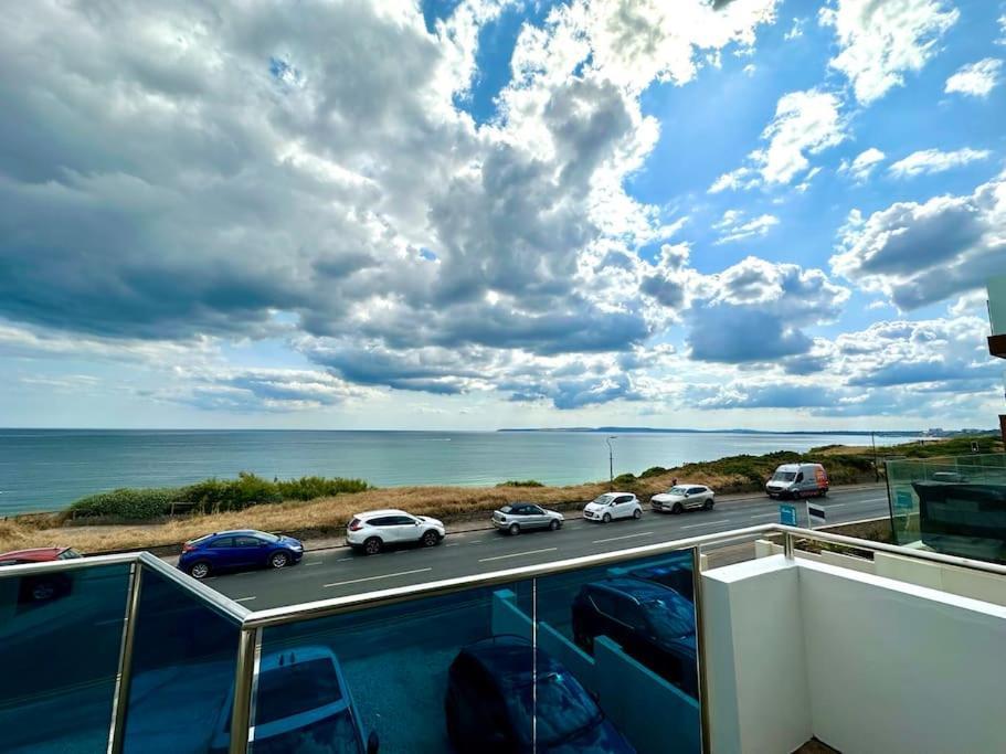 Stunning Panoramic Sea View Beach Location - Sleeps Up To 4 People - Free Parking - The Best Beach! - Great Location - Fast Wifi - Smart Tv - Newly Decorated - Sleeps Up To 4! Close To Bournemouth & Poole Town Centre & Sandbanks מראה חיצוני תמונה