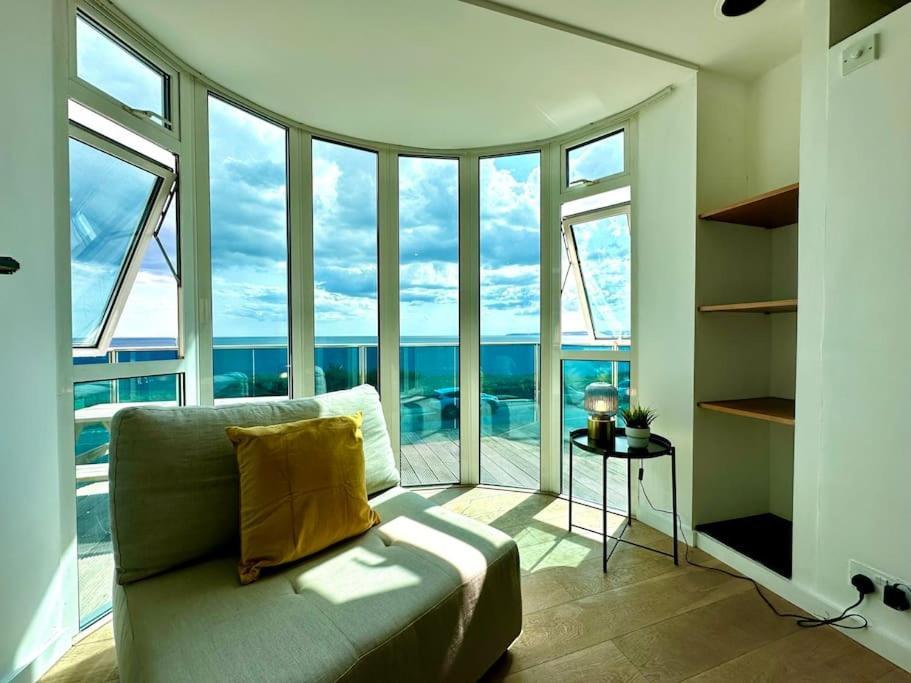 Stunning Panoramic Sea View Beach Location - Sleeps Up To 4 People - Free Parking - The Best Beach! - Great Location - Fast Wifi - Smart Tv - Newly Decorated - Sleeps Up To 4! Close To Bournemouth & Poole Town Centre & Sandbanks מראה חיצוני תמונה