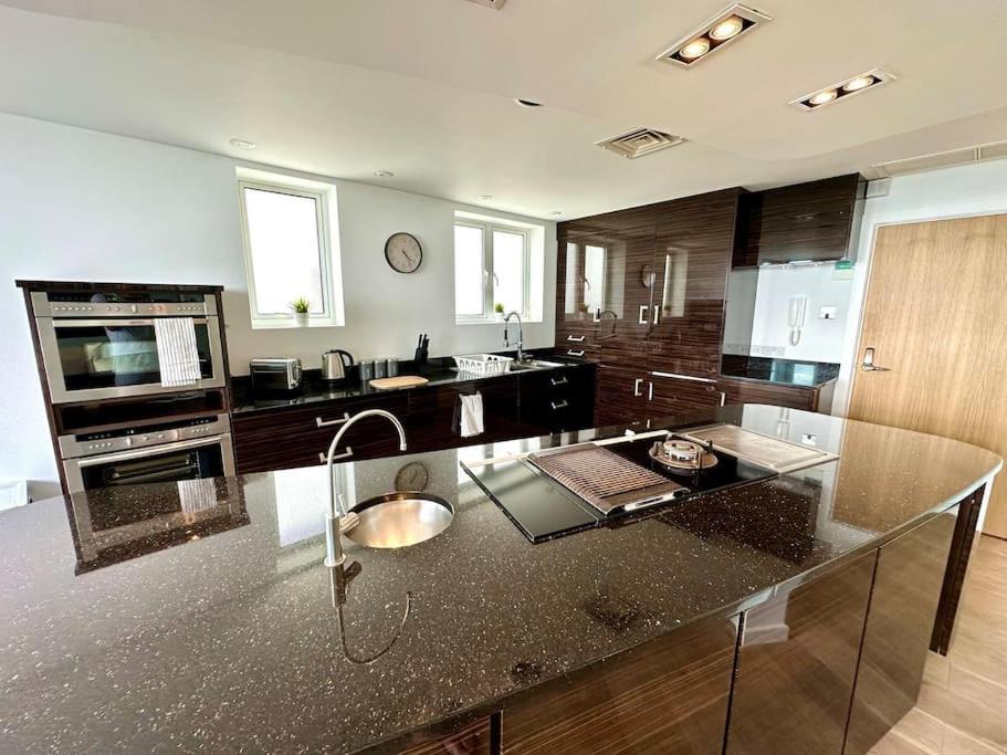 Stunning Panoramic Sea View Beach Location - Sleeps Up To 4 People - Free Parking - The Best Beach! - Great Location - Fast Wifi - Smart Tv - Newly Decorated - Sleeps Up To 4! Close To Bournemouth & Poole Town Centre & Sandbanks מראה חיצוני תמונה