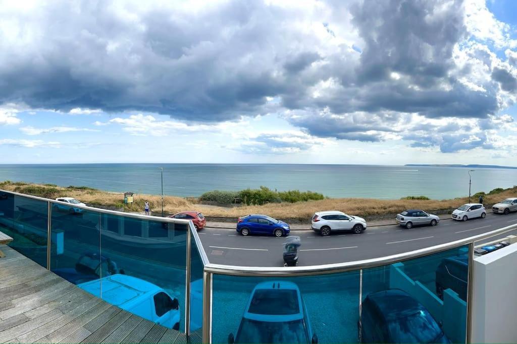 Stunning Panoramic Sea View Beach Location - Sleeps Up To 4 People - Free Parking - The Best Beach! - Great Location - Fast Wifi - Smart Tv - Newly Decorated - Sleeps Up To 4! Close To Bournemouth & Poole Town Centre & Sandbanks מראה חיצוני תמונה